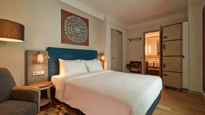 atriumroom-bed-and-bathroom